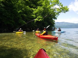 ひとりで操作できて自由に水の上を進めるカヤックは、グループで参加するのも一人で参加するのも楽しい!