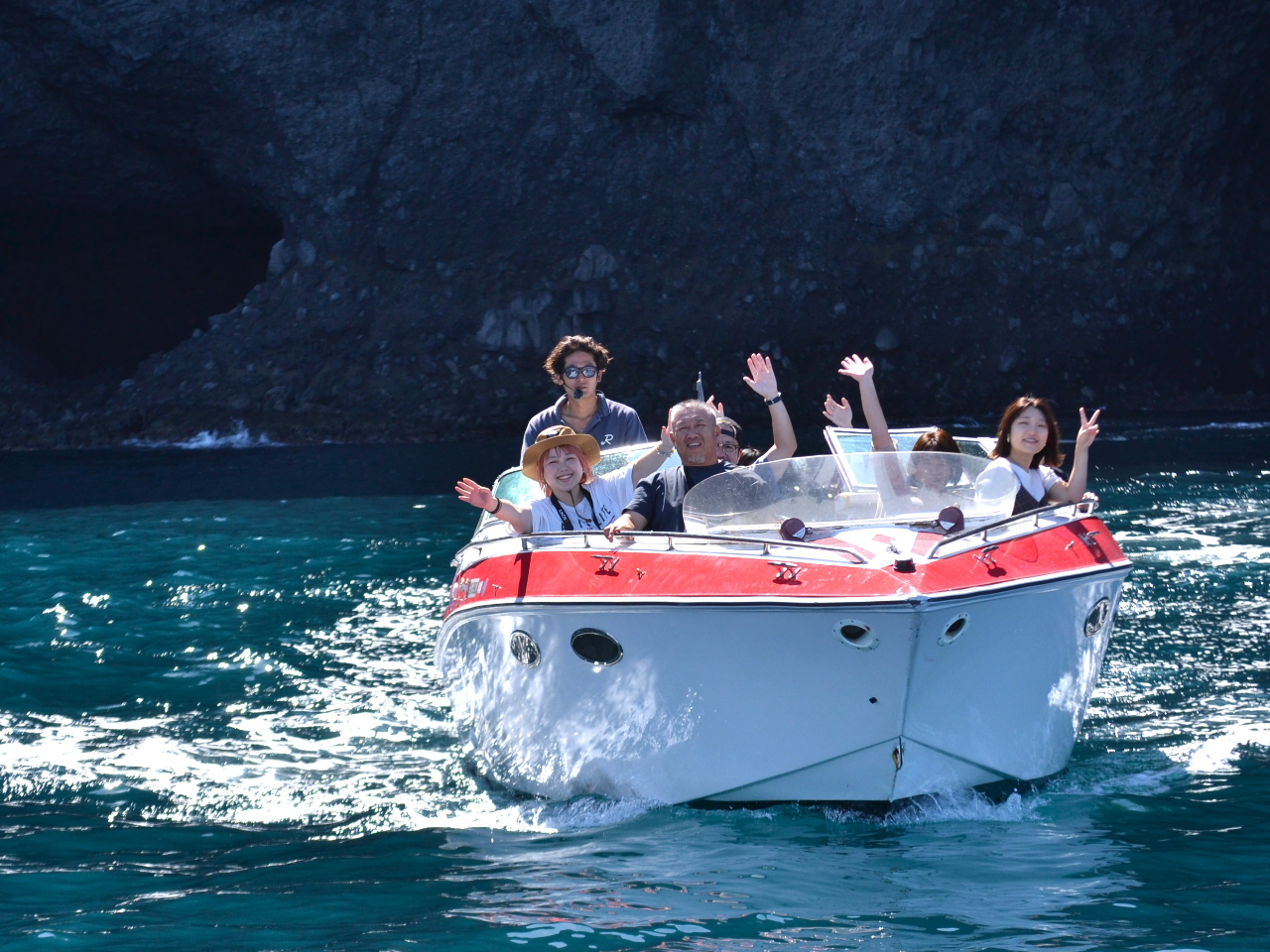 �I�[�v���V�[�g�ős��Ȍi�F�������\��������A���ӂ̊C������n��͓��ɔ������i�F���L����܂��I