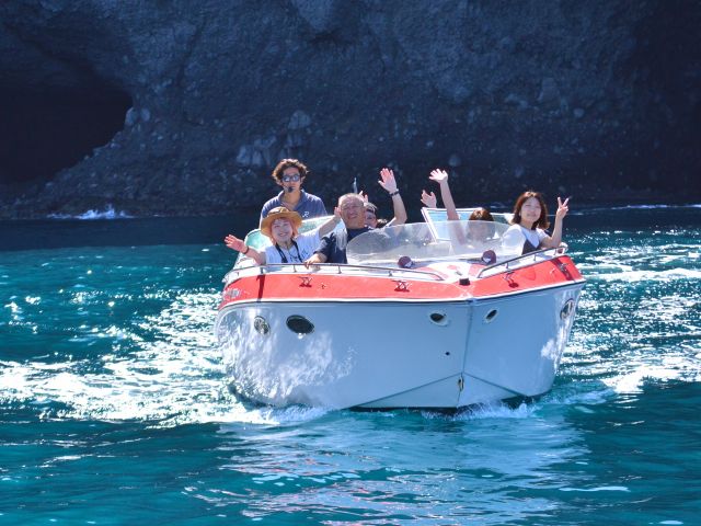 オープンシートで壮大な景色をご堪能あれ♪洞窟周辺の海域公園地区は特に美しい景色が広がります!