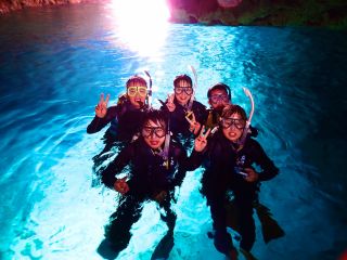 青の洞窟の水面のブルーバックに記念撮影!!
