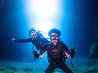 青の洞窟の水中のブルーバックに記念撮影!!