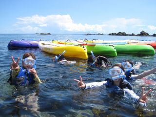 シーカヤックで沖のシュノーケリングポイントへ