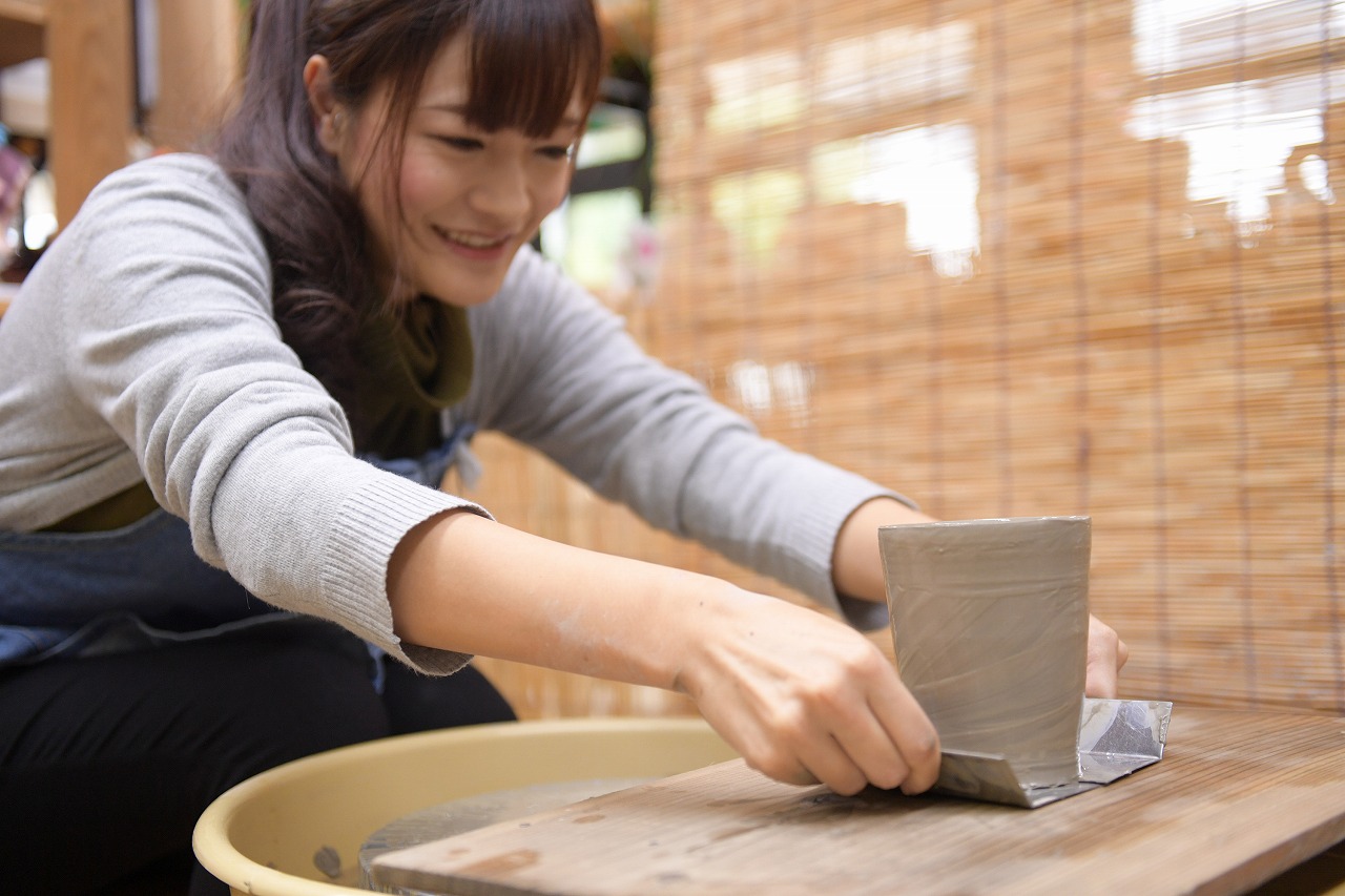 スタッフが丁寧に陶芸体験のお手伝いをさせて頂きます