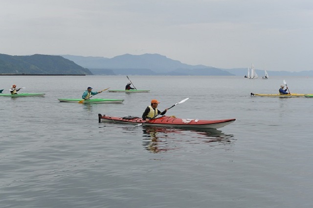錦江湾の白い砂浜にシーカヤックを下ろし、のんびり漕ぎ出すのは爽快ですよ♪分かりやすく指導しますので初めての方も安心です♪
10歳以上から参加できます。きれいな景色も楽しめます。