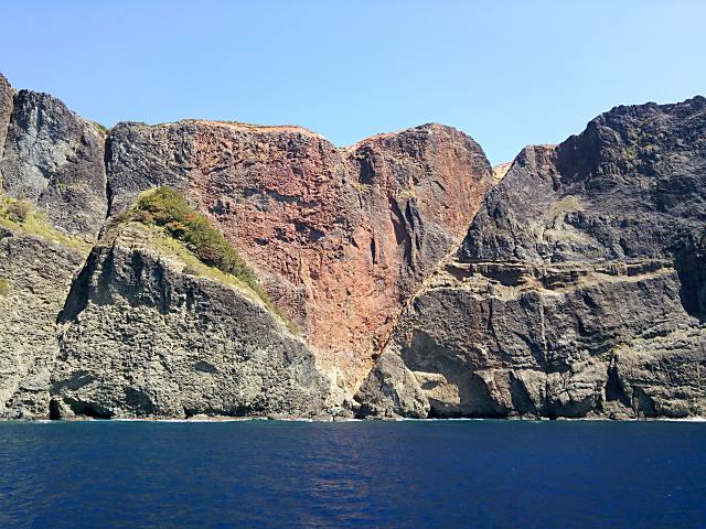 海からは高さ260メートルを誇る巨大なハートが見えます。父島、母島の愛を感じてください。