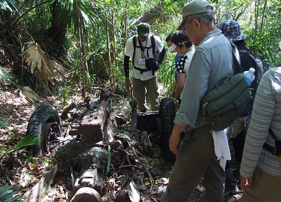 戦時中の軍道の跡を歩いていくため、所々に軍用ジープの残骸が昔の歴史を物語っています
