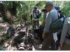 戦時中の軍道の跡を歩いていくため、所々に軍用ジープの残骸が昔の歴史を物語っています