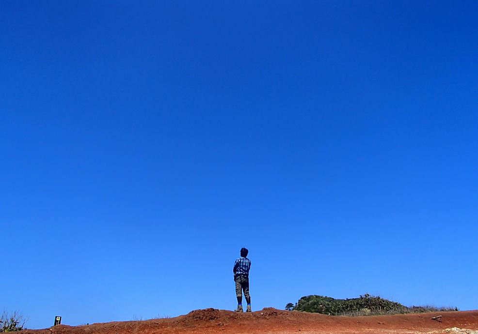 地球の空の青さを感じるハートロックの空。