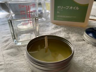 オリーブオイルと木蝋を混ぜ合わせて容器に移し、冷やし固めます。