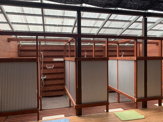 更衣室は広々ストレスフリー!お隣との仕切りのあるシャワーブースが3基ずつあります。