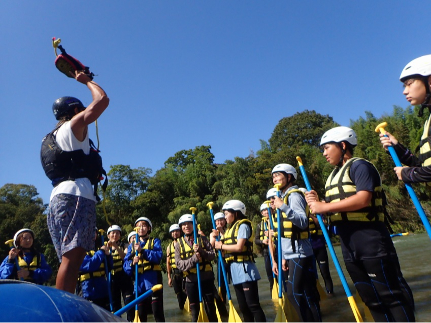 河原で安全についてのレクチャー!初めての方でも気軽に参加できます!