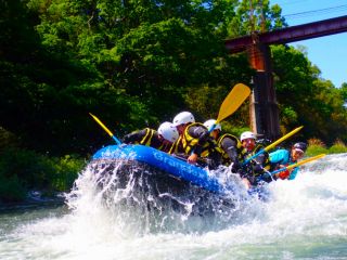 荒川を下るラフティングツアー。約7Kmのコースをグループで力を合わせて漕いでいこう!
