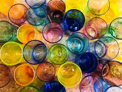 +700円で選べる色付きグラスは、手作りのグラスなので、形や大きさも様々!