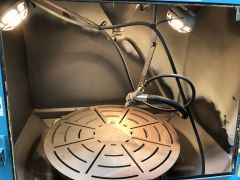 サンドブラストを当てるための機械です。