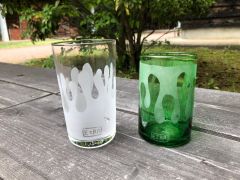 サンドブラストは、砂を勢いよく吹き付けることでガラスに傷をつけ曇りガラス状にする技法です。+700円で色付グラスも選べます☆