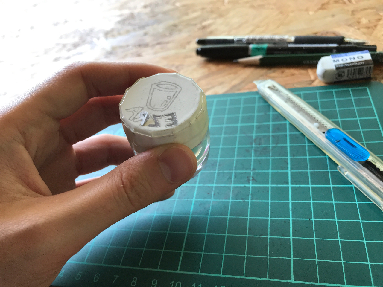 }XLOp̃e[vAfUCCXgɍ킹Đ؂蔲܂B