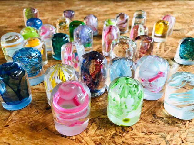 色鮮やかなスタンプの中から、好きなものをお選びいただけます。