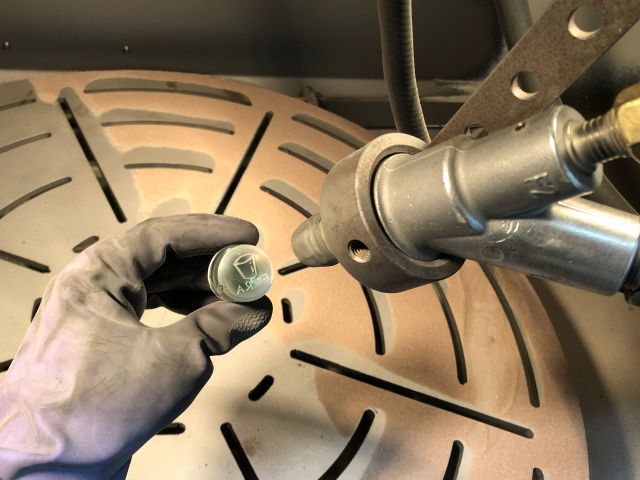 テープを切り抜いた生地に砂を当てていきます。この作業はスタッフがさせていただきます。