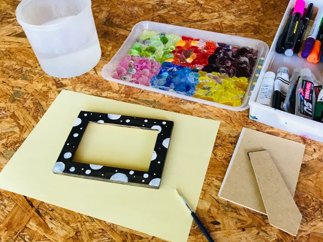 まずは、好きな色を使って下地を塗ります。