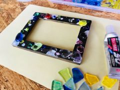 下地が乾いたら、選んだガラスのパーツを接着剤で貼り付けていきます。