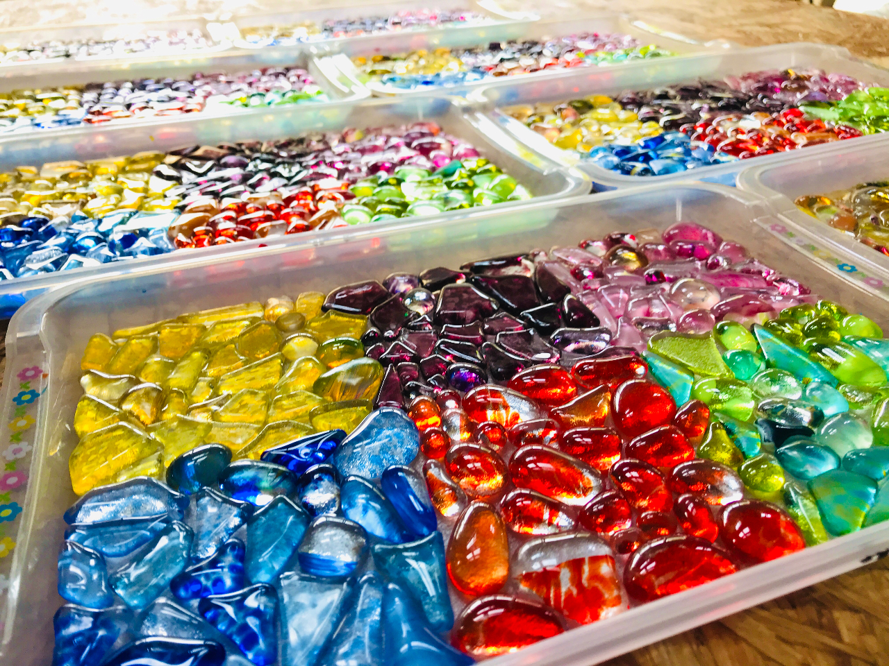 飾り付け用のガラスパーツは、たくさんご用意してあります。好きな色を使ってフォトフレームを彩りましょう。