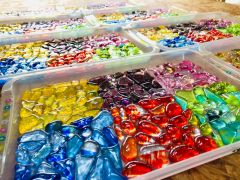 飾り付け用のガラスパーツは、たくさんご用意してあります。好きな色を使ってフォトフレームを彩りましょう。