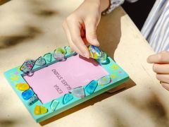 綺麗なガラスパーツで、鮮やかなフォトスタンドを作りましょう!