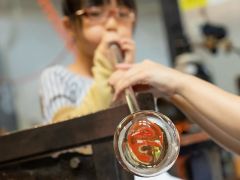 スタッフがマンツーマンでサポートするので、小学生のお子様も体験可能です