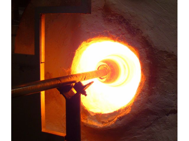 ガラスが冷めると固くなるので、何度も焼き戻して制作します。