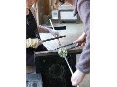 吹きガラス体験 竿の移し替え作業です。