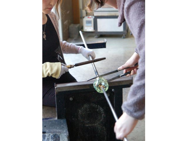 吹きガラス体験 竿の移し替え作業です。