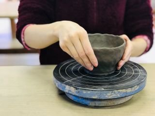 手回しろくろや粘土板を使って、ゆっくり体験できます。