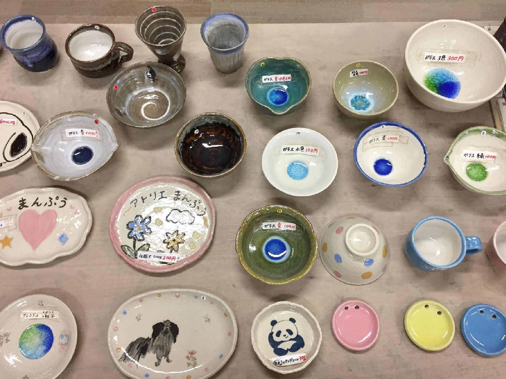 キラキラ光るガラスや絵の転写シール、ピンク色などのオプションも豊富です♪\100円〜