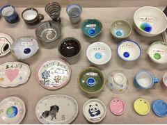 キラキラ光るガラスや絵の転写シール、ピンク色などのオプションも豊富です♪\100円〜