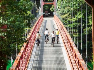 ここは大杉谷。絶景の赤橋もサイクリングします