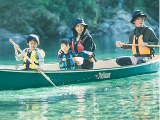 デッキの深いカナディアンカヌー。小さなお子様と一緒に、ファミリー全員で楽しめます