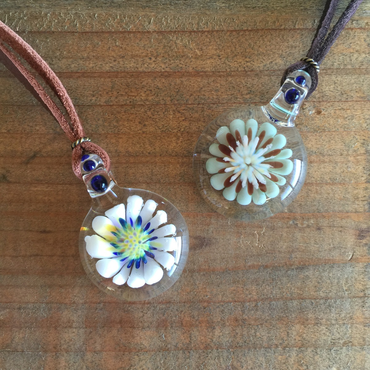 こちらは夫婦二人で体験♪おそろいのペンダントを作りました!