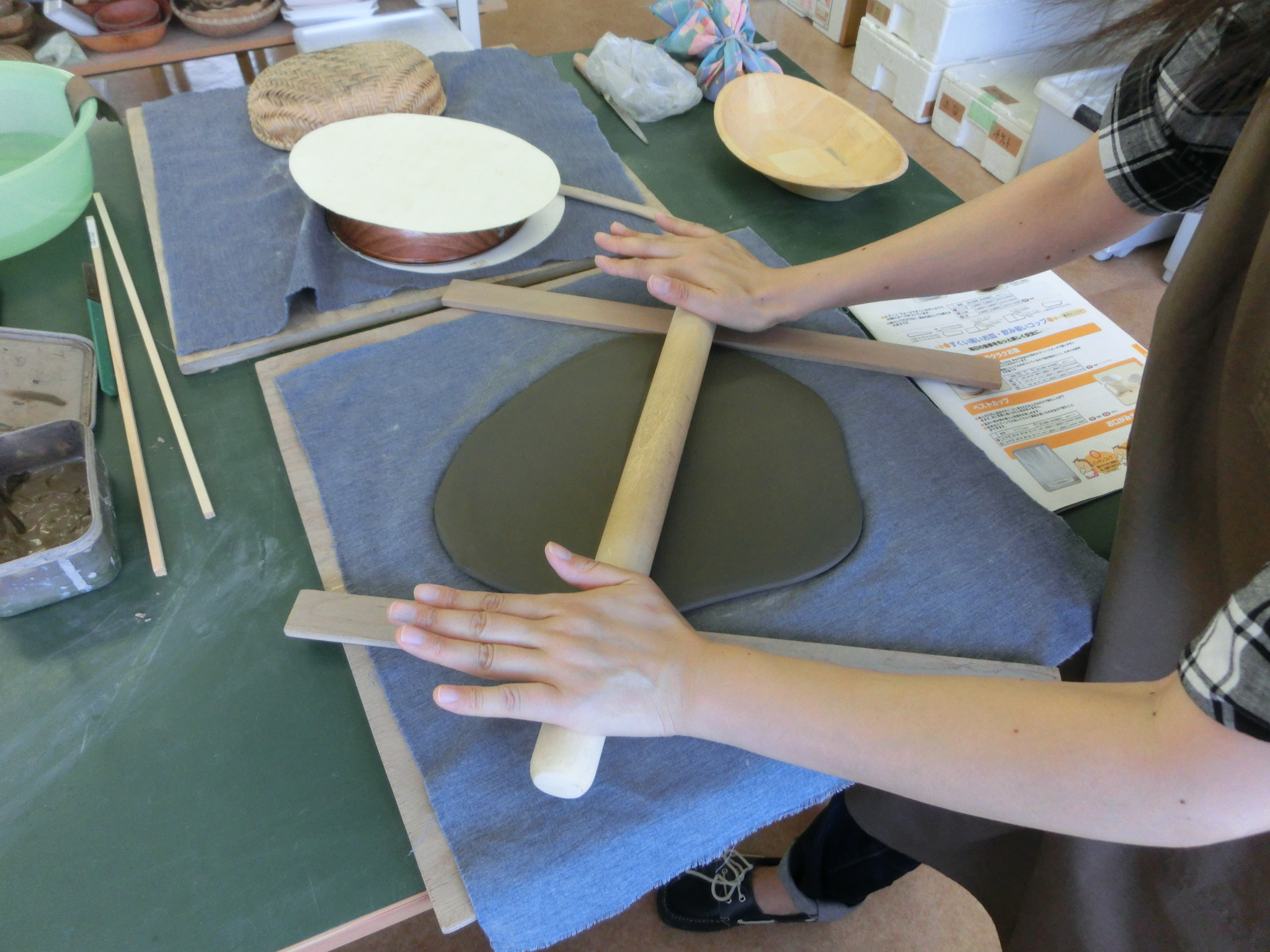 ���M���͂܂��S�y�𕽂�ɐL�΂��Ƃ��납��n�߂܂�