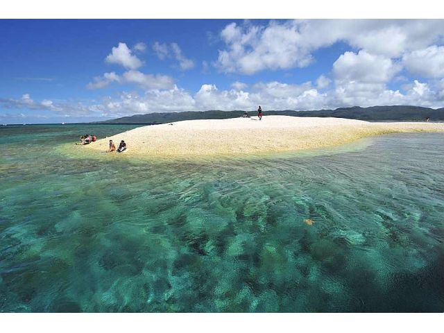 珊瑚のかけらで出来たバラス島!
