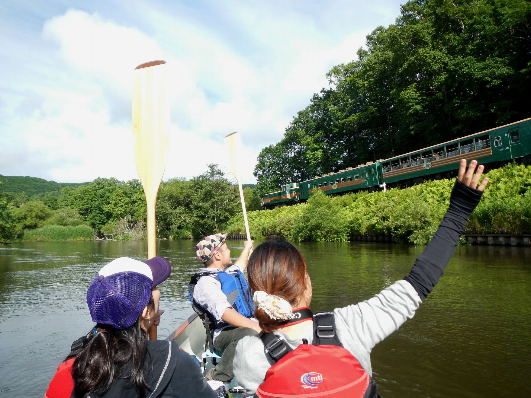 ���H�쉈���ł́A�i�q���Ԑ��̐��H���������������܂��B���H�����𑖂�u�����뎼���m���b�R���v���J�k�[���猩���邱�Ƃ�����܂��B