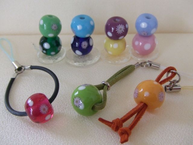 お花のパーツと水玉模様でかわいい花玉に