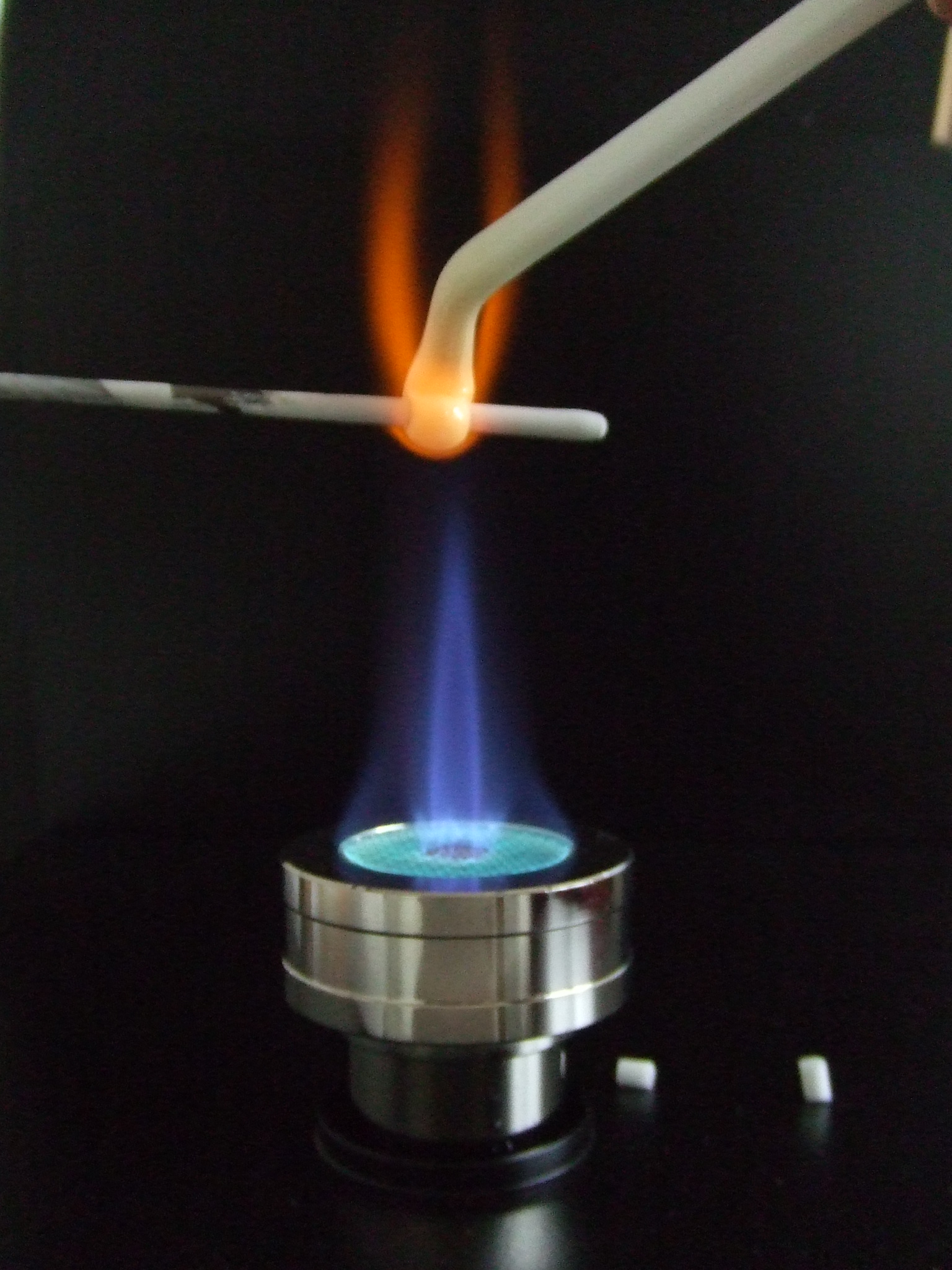 ガラスを溶かして作ります