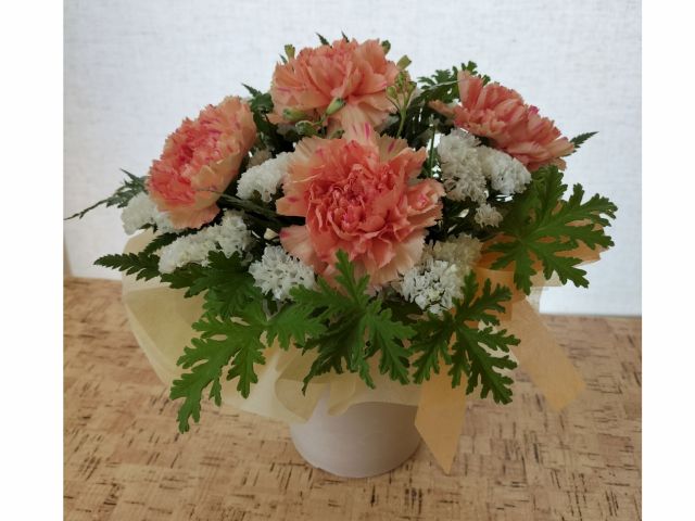 ラウンドアレンジメント                  初めての方はこの形にチャレンジして頂きます!  季節によりお花の内容は変わります!