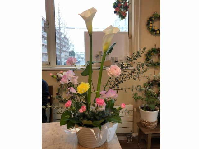 自由アレンジメント                 上級者には年度末に与えられた花材で好きな形のアレンジメントを作ってもらいます