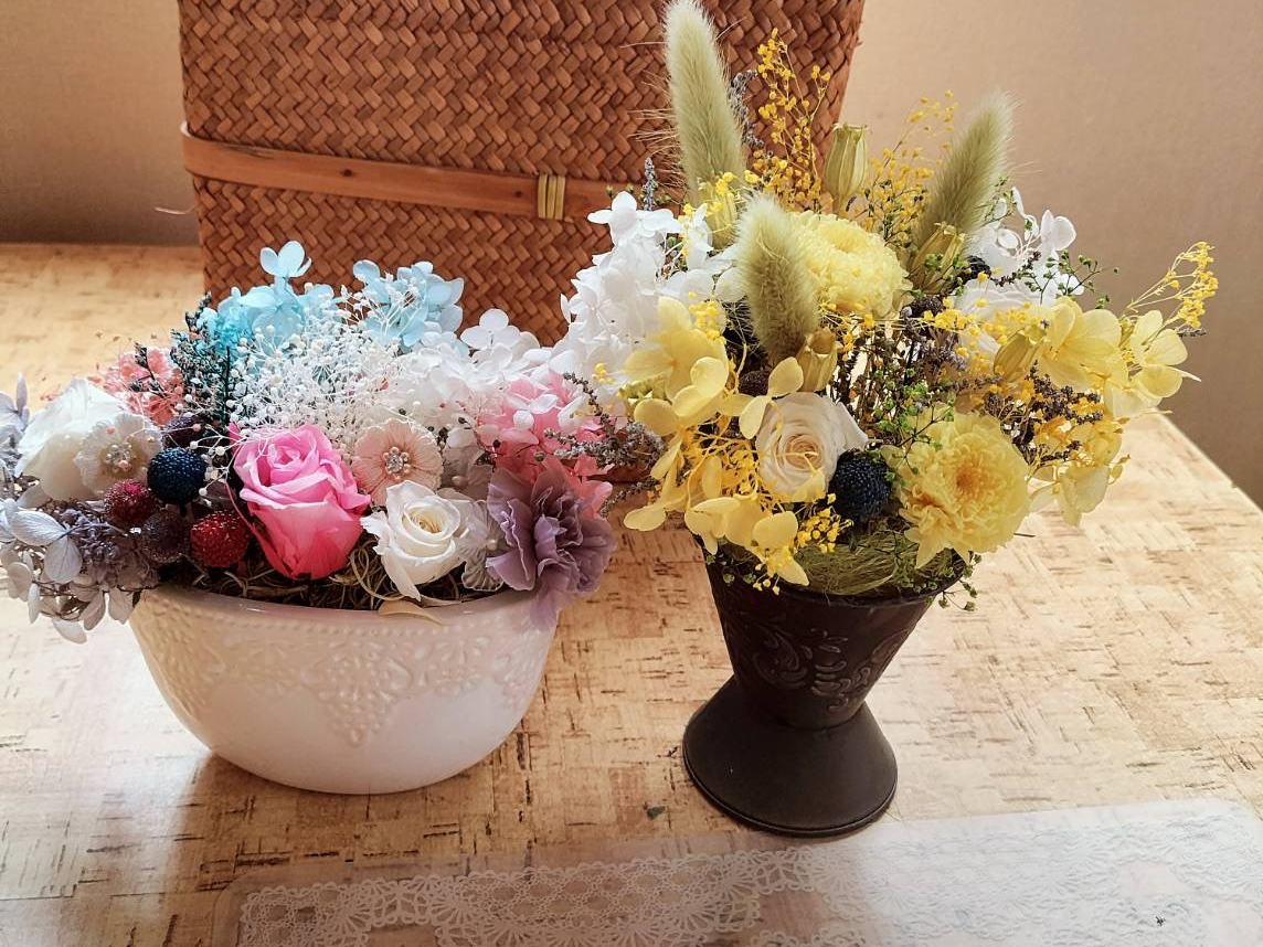 たくさんの入れ物とお花から、お好きなお花を選んで作成します