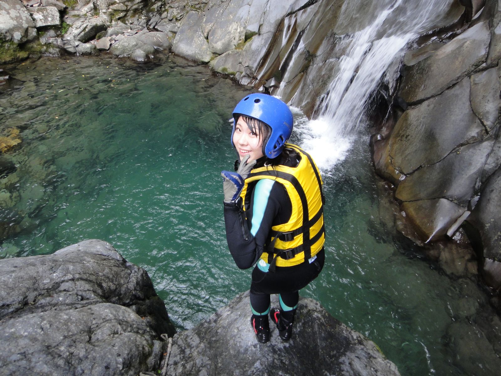 �傫�Ȋ�̏ォ�琅�[�R���[�g���̑�ڂɃW�����v�B