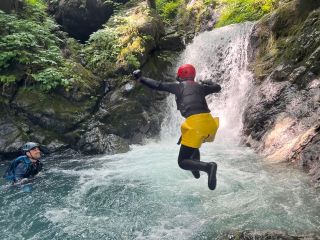 滝つぼにジャンプ。渓谷の奥地へ。普通の体力の方で参加できます。