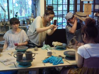 お友達同士でそれぞれ思いのままに作品作りです。