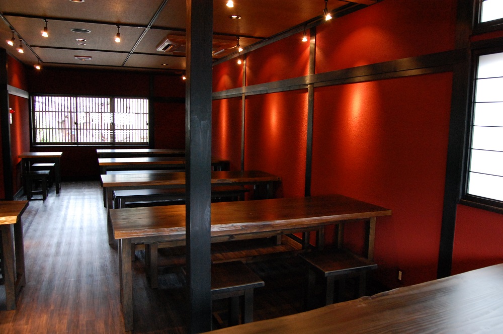 金沢らしいベンガラ色の壁が素敵なお部屋です。