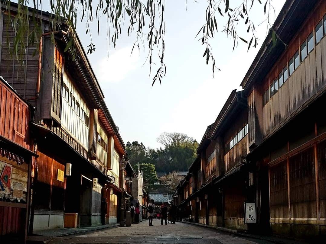 お店はひがし茶屋街のメインストリートのすぐ近く。